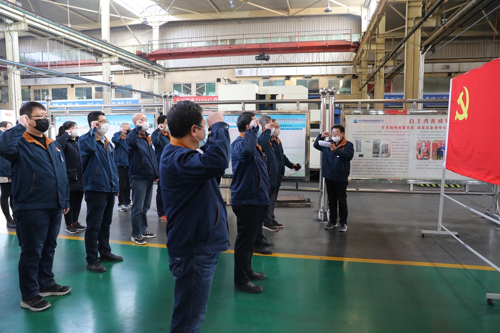 圖3： 2月21日，新成立的口罩機(jī)項目研發(fā)和生產(chǎn)兩個臨時黨支部在黨旗下誓師，勇于擔(dān)當(dāng)、不怕困難、全力以赴，堅決完成攻堅任務(wù)。1.jpg