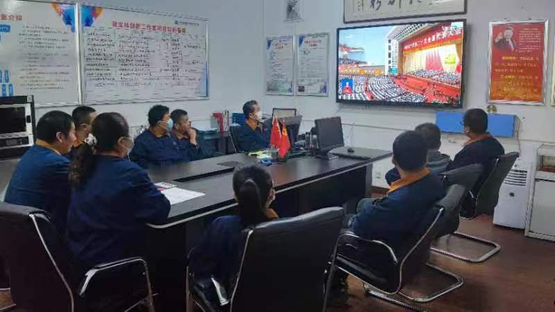 全國五一勞動獎章獲得者、全國紡織大工匠、山西省勞模創(chuàng)新工作室?guī)ь^人裴寶林帶領徒弟們觀看二十大。.jpg
